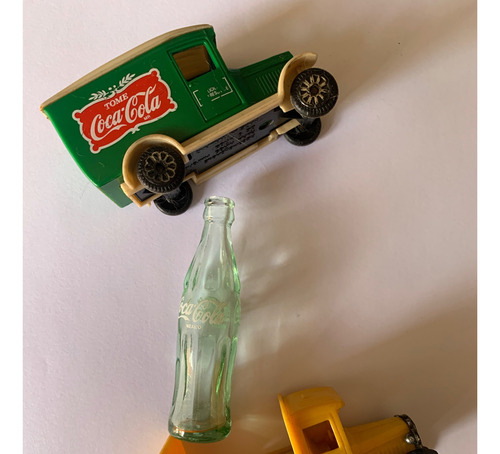 3 Carritos Escala 1.64 Y Mini Botella Coca Cola De Los 80's (Usado)