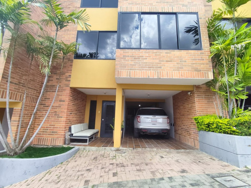 Hermoso Town House Triplex De Oportunidad En Urb. Lomas Del Este