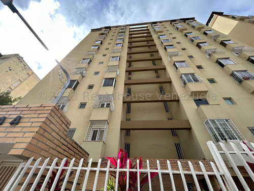 Apartamento En Venta Santa Rosa De Lima 146 Metros Dos Dormitorios Tres Baños Dos Puestos De Estacionamiento  Hermosa Vista Al Ávila  Cerca De Colegios, Supermercados, Comercios Para Remodelar 