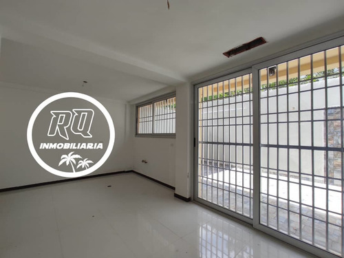 Imagen 3 de 14 de Res. Mocoties Amplio Town House A Estrenar Con Patio Privado