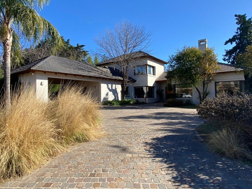 Excelente Casa En Lomas De Los Carolinos