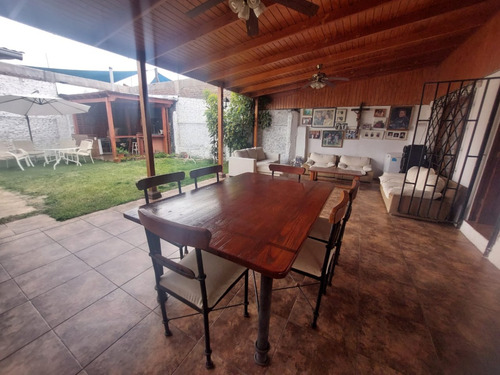 Se Vende Amplia Y Cómoda Propiedad Con Excelente Ubicación
