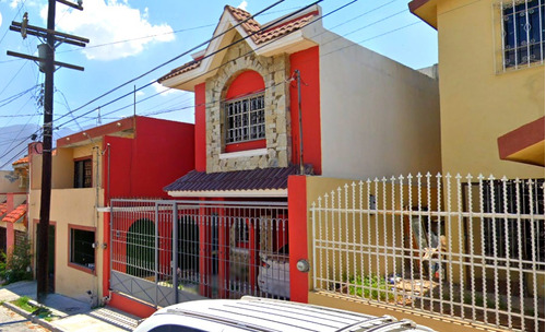 Casa En Venta En Colonia Lomas De Santa Catarina, Nuevo León.