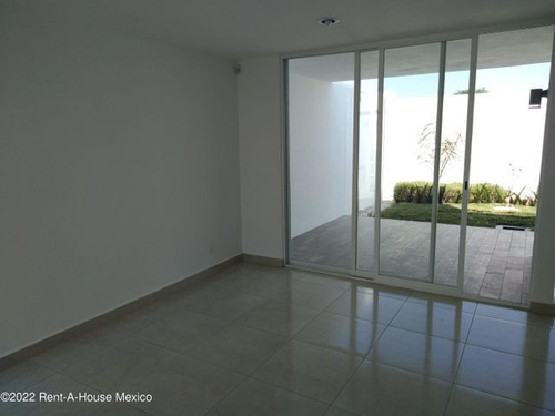 Imagen 4 de 14 de Casa Con Roof Garden Y Jardín, Zákia - Renta