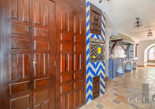 Vive Seguro En Esta Hermosa Casa Ubicada En El Corazón De Co