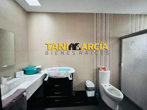 Vendo Casa Excelente Ubicación, Frente A Plaza Shangrila