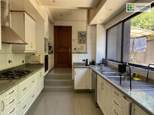 Casa En Venta De 4 Dorm. En Las Condes