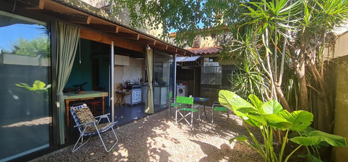 Casa Tipo Chalet De 5 Ambiente Con Gge Cubierto , Jardin,fondo , Quincho, 3 Baños, Desarrollada En 2 Plantas, Sobre Lote De 8.x 24 Mts