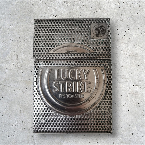 Lata De Lucky Strike Em Metal Vazado (selo Prata) Raro (Usado)