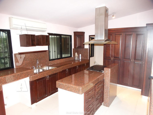 Casa En Venta, Estilo Clásico ,4 Recámaras En Residencial Campestre, Cancún