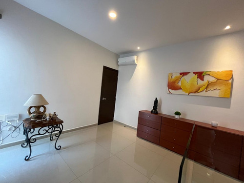 Casa En Venta En Costa De Oro, 4 Recámaras Cada Una Con Baño, Una De Ellas En Planta Baja, Alberca Y Jardín En Boca Del Río, Veracruz