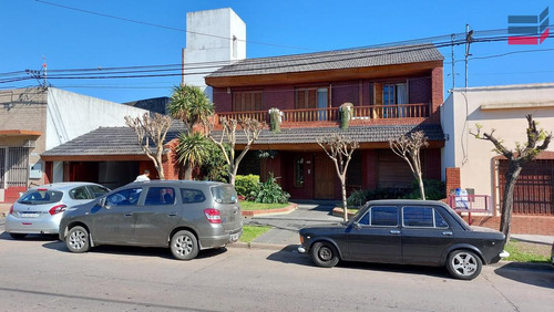 Casa En Venta, 9 Ambientes | Centro De Luján | Belgrano Al 1100