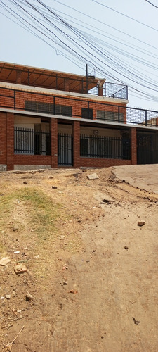 Casa De Tres Pisos En Venta, En Av El Milagro Con Av 5 De Ju