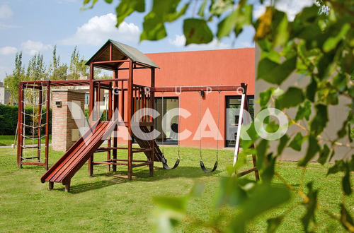 Casa 4 Dormitorios Con Piscina En Barrio Cerrado