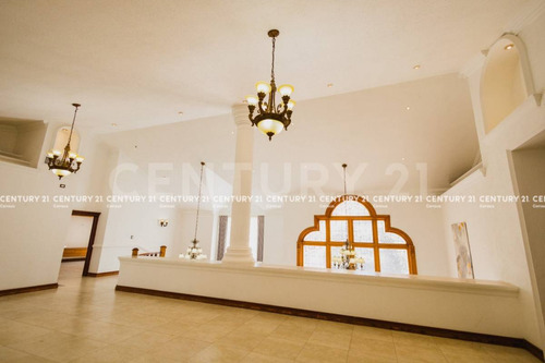 Casa En Venta Con Alberca, En Fraccionamiento Hacienda Santa Fe Chihuahua, Chih.