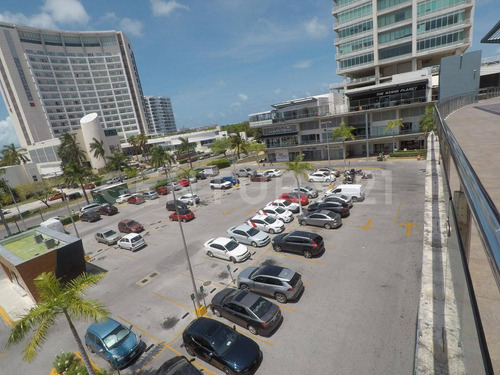 En Venta Local Comercial Con Excelente Ubicación En El Centro De Cancún C3139