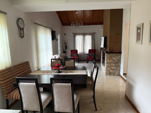 Venta Casa Con Parque Pileta, Parque Leloir, Ituzaingo.