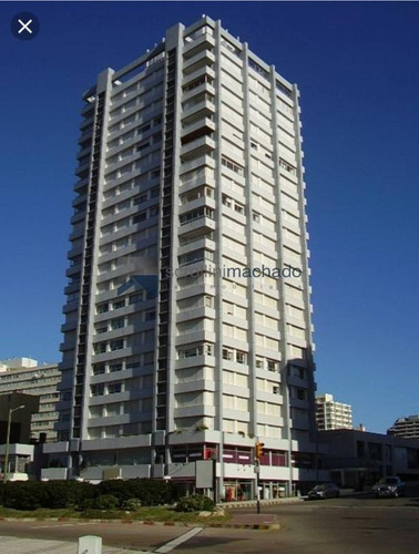 Apartamento En Peninsula De 1 Dormitorio Con Vista A La Ciudad Y Al Puerto.- Ref: 2652