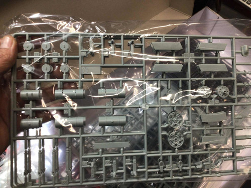 Tanque russo 1/35 modelo T34 Factory Berlin Academy 13295