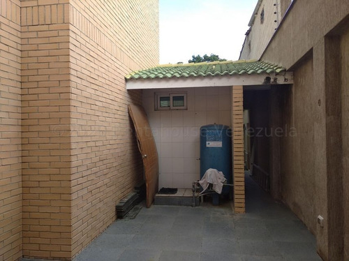 Townhouse En Venta En La Cooperativa Maracay Aragua 23-4820 Irrr