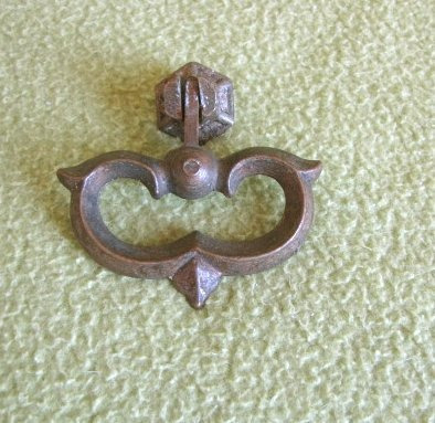 Antiguo Tirador De Bronce En Forma De Corazon N°1