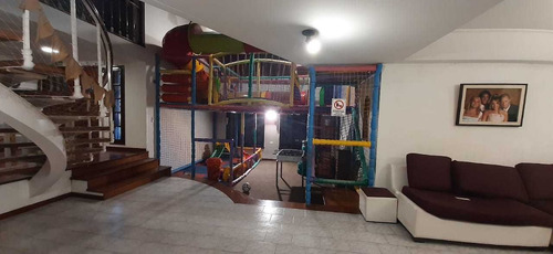 Imagen 2 de 14 de Venta De Chalet 5 Ambientes En Dos Plantas Con Piscina