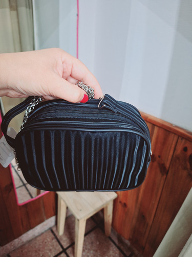 Cartera Tipo Bandolera Cuerina Para Colgar O Cruzar Negro Tornasolado Acero Cadena