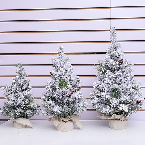 Decoración De Mesa Navideña Con Un Pequeño Árbol De Cedro De