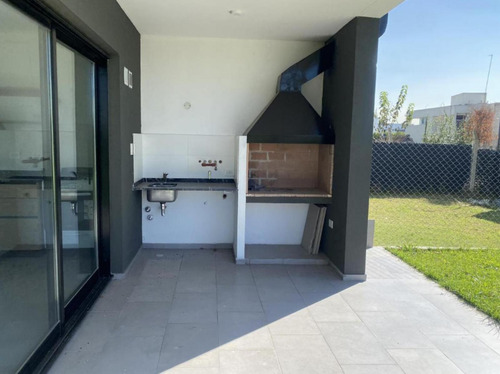 Casa En Venta - 2 Dormitorios 2 Baños - Cochera - 280mts2 - Manuel B. Gonnet