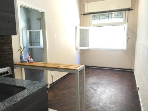 Venta. Negociable. Departamento. 2 Ambientes. Lavadero. Hipólito Yrigoyen Y Colombres. Almagro.