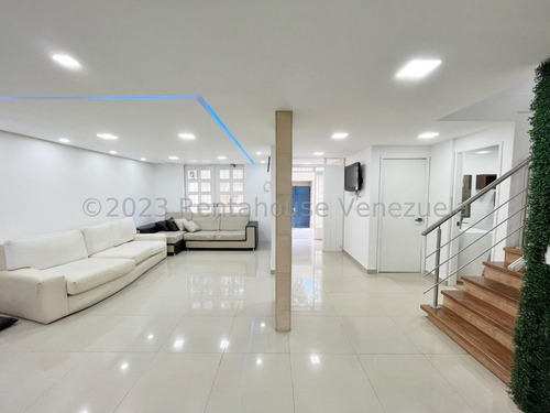 Casa Remodelada En Venta En Macaracuay Caracas Parrillera Psicina 3 Plantas Terraza Privada