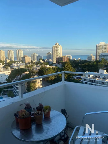 Se Vende Apartamento De 3 Dormitorios En Edificio Chesterfield, Aidy Grill, Punta Del Este 