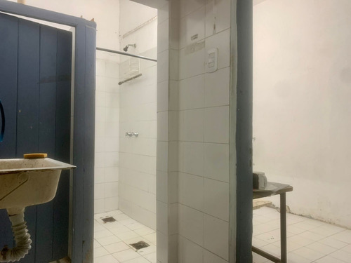 Imagen 10 de 14 de Venta - Galpon Deposito Con Oficinas - 796m2 Cubiertos - Recepcion - Showroom - Sector Carga Descarga - Baño Vestuarios - Vicente Lopez - Florida - Carlos Pellegrini 1100
