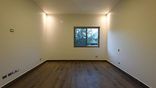 Residencia Con Acabados De Lujo En Dos Encinos, En El Uro Zona Carretera Nacional Con 4ta Recámara En Planta Baja, Frente A Área Verde, Lista Para Estrenar!!