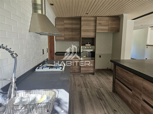 Casa En Venta De 5 Dorm. En Colbún