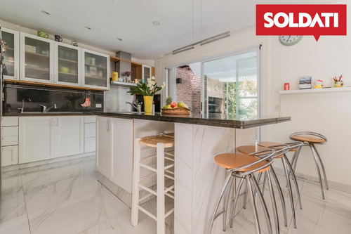 Venta - Casa 6 Ambientes - Coghlan