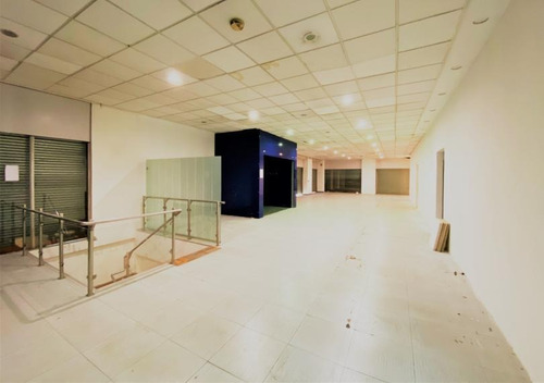 Gran Local Comercial Con 33m De Frente Sobre 18