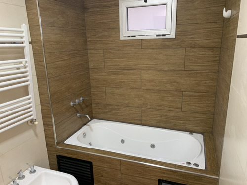 Dpto 2 Amb. 1º Piso Contrafrente Con Cochera Cub. Y Patio De 50m2 Excelente Zona Y Propiedad