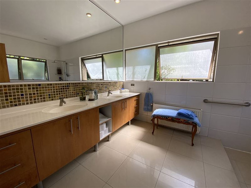 Casa En Venta De 5 Dorm. En Colina