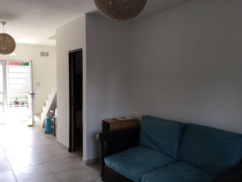 Duplex 3 Amb Al Frente Con Cochera Y Patio.