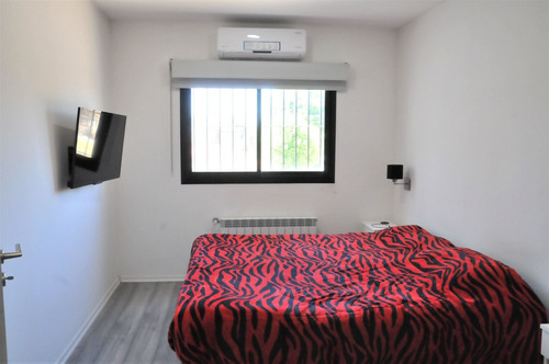 Imagen 25 de 30 de Moderna Casa En Banfield Este C/quincho Y Pileta