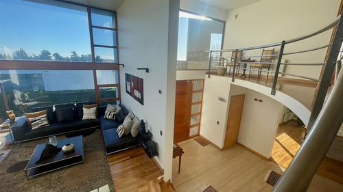 Casa En Venta De 5 Dorm. En Concón