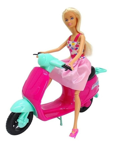 Poppi Kiara y su moto