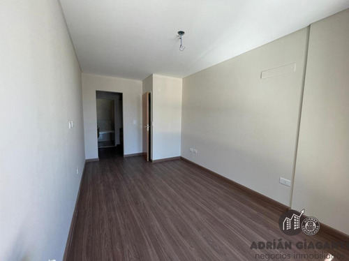 Excelente Departamento De Categoría A Metros De Bv Oroño 3 Dormitorios