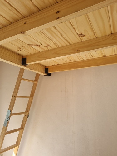 Entrepiso De Madera Con Escalera Y Balconeos Elegantes