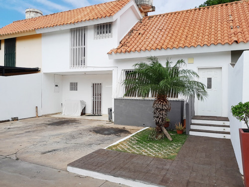 Hermosa Casa En Venta En Coro Sector San Bosco Lista Para Habitar De 2 Niveles Conjunto Privado 24-13948 04r