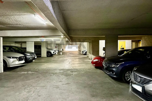 Venta De Estacionamiento, El Director.