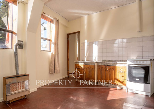 Casa Ideal Para Oficinas O Uso Comercial Por Su Ub...