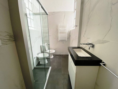 Alquiler - Apartamento U Oficina Reciclada, 348m2 En El Centro - 18 De Julio Y Plaza Cagancha