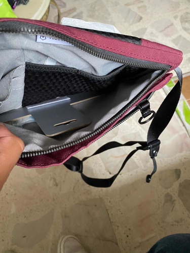 Imagen 3 de 9 de Cross Body Hombre Mariconera Victorinox Compact Guinda